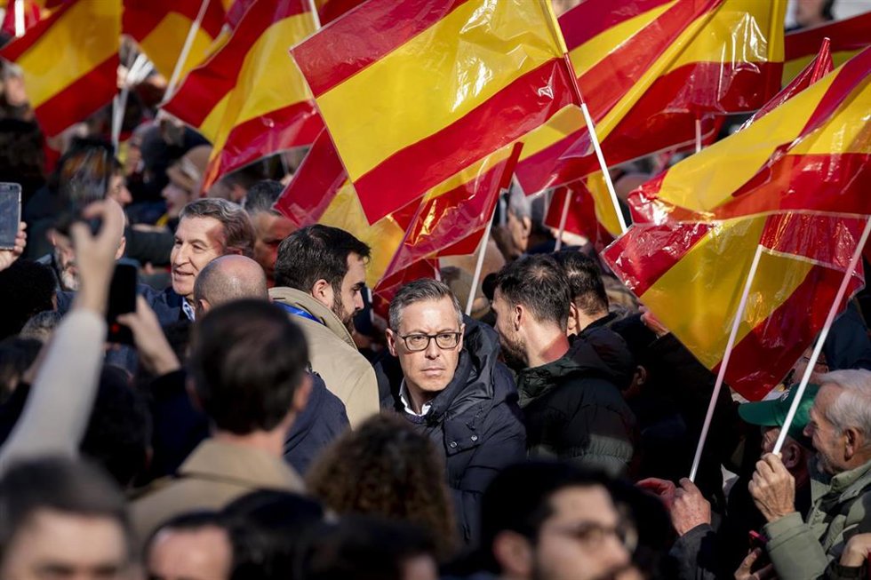 El senador y secretario general del PP de Madrid, Alfonso Serrano, durante la concentración contra la corrupción del Gobierno convocada por el PP, en el Templo de Debod, a 30 de noviembre de 2025, en Madrid (España).