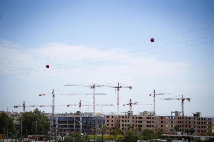 Archivo - Grúas en Málaga en una imagen de archivo
