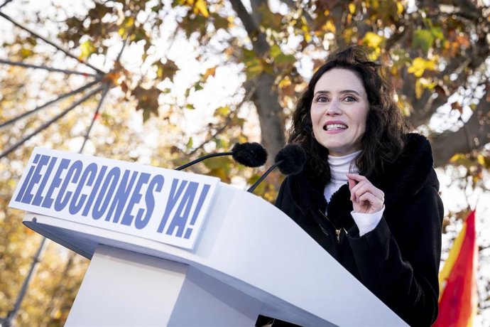 La presidenta de la Comunidad de Madrid, Isabel Díaz Ayuso,  durante la concentración contra la corrupción del Gobierno convocada por el PP, en el Templo de Debod.