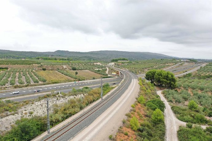 Archivo - Vía entre Moixent y L'Alcúdia