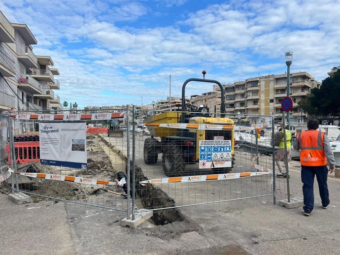 Operarios trabajan en las obras de Porto Cristo.