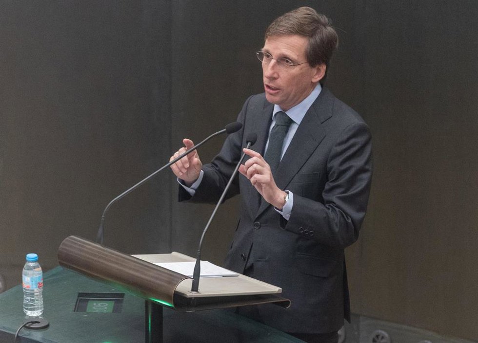 El alcalde de Madrid, José Luis Martínez-Almeida, durante un pleno ordinario del Ayuntamiento de Madrid, en el Palacio de Cibeles