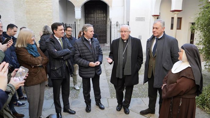 El alcalde de Sevilla, José Luis Sanz, junto al arzobispo, monseñor José Ángel Saiz Meneses, durante su visita a las obras del convento de Santa Inés.