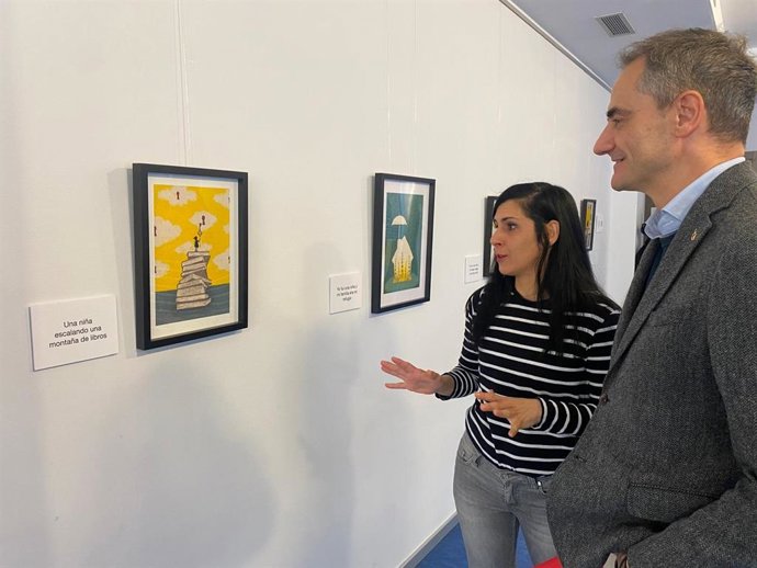 El concejal de Promoción de la Ciudad, Miguel Sainz, visita la exposición ‘La casa del tiempo’ acompañado por la autora, Liliana Lima de Lázaro
