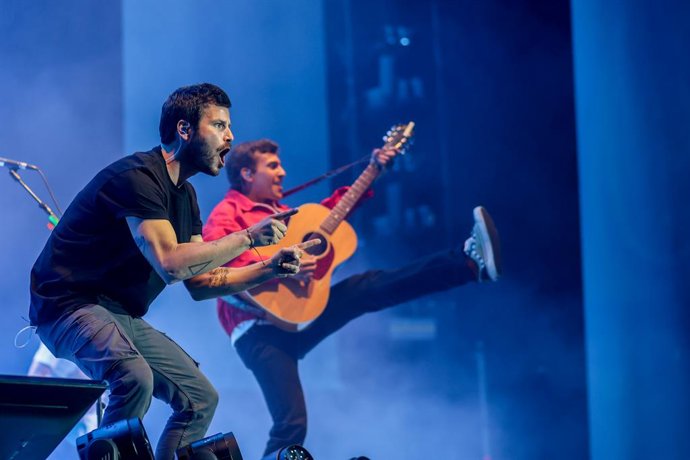 Archivo - El grupo musical Taburete, durante una actuación en el Wizink Center, a 21 de abril de 2023, en Madrid