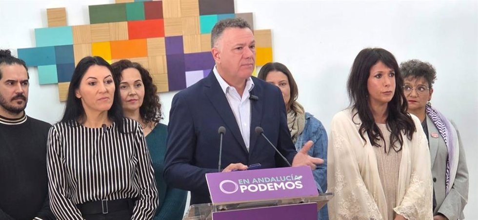El parlamentario andaluz Juan Antonio Delgado ofrece una rueda de prensa en la sede de Podemos Andalucía tras ser elegido en primarias como candidato del partido a la Junta en las elecciones autonómicas de 2026.