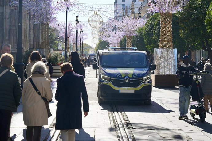 Imagen de agentes de la Policía Local de Sevilla de servicio tras activase el Plan de Emergencia Nivel 1. 