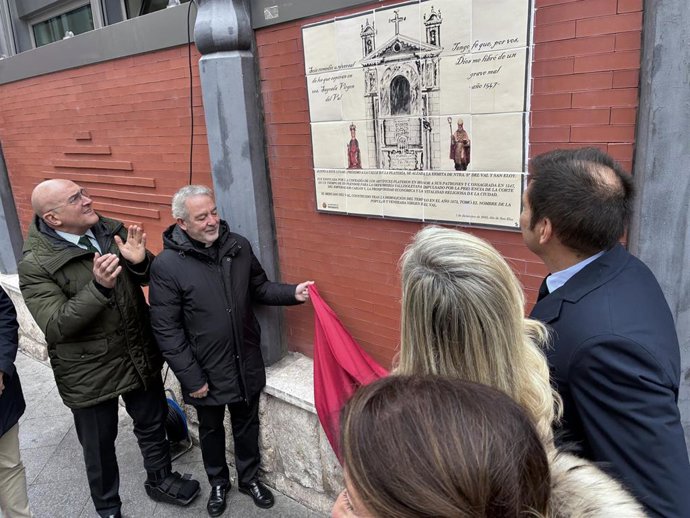 Carnero (i), durante la inauguración de la placa en reconocimiento al gremio de los joyeros.