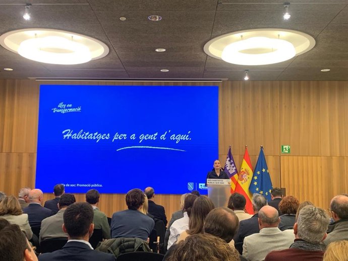 La presidenta del Govern, Marga Prohens, en la presentación del plan de choque de viviendas públicas