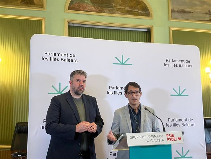 Los portavoces en el Parlament de MÉS per Mallorca, Lluís Apesteguia (i), y del PSIB, Iago Negueruela (d), en una rueda de prensa.