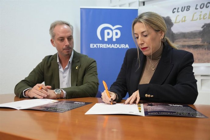 La presidenta del PP de Extremadura, María Guardiola, y el presidente de Fedexcaza, José María Gallardo, firman el Pacto por la Caza