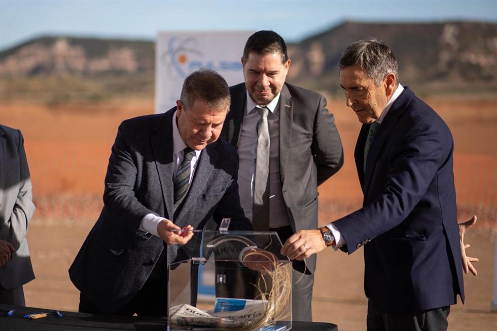 El presidente regional, Emiliano García-Page, pone la primera piedra del almacén de ID Logistic Iberia en Tórtola de Henares.