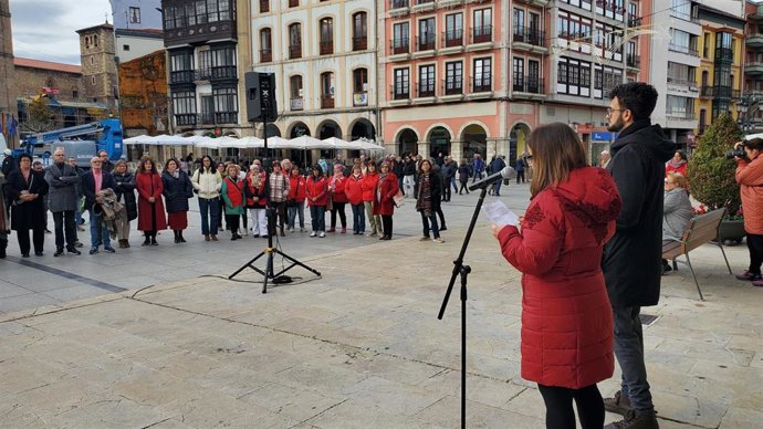 Lectura del manifiesto del Comité Antisida de Asturias con motivo del Día Mundial de Acción y Respuesta frente al VIH y el sida en Avilés.