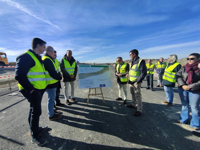 El consejero de Infraestructuras, Manuel Martín Castizo, y el alcalde de Cáceres, Rafael Mateos, visitan las obras de la Ronda Sur
