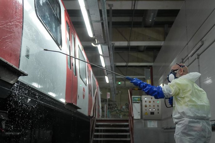 Un operario de TMB limpia los vagones del Metro de Barcelona en la estación de limpieza de grafitis de Hospital de Bellvitge de la L1