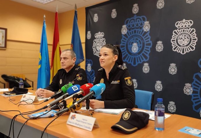 El jefe de la Brigada Provincial de Seguridad Ciudadana de Asturias, comisario Miguel Ángel Díaz, y la inspectora Delegada de Participación Ciudadana, Iris Rodríguez, presentan la campaña de Comercio Seguro.