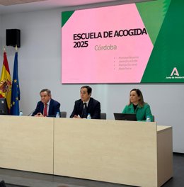 José Antonio Nieto, entre José Loaiza y Raquel López, en la inauguración en Córdoba del Programa de Acogida organizado por el Instituto Andaluz de Administración Pública.