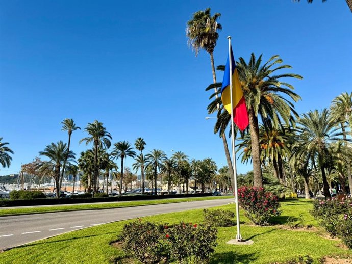 Bandera rumana izada en el paseo Sagrera de Palma por el día de la Fiesta Nacional de Rumanía.