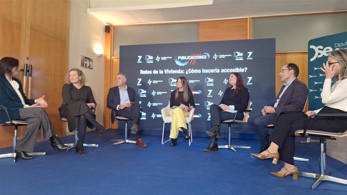 Coloquio especializado en vivienda en el Cortijo de Cuarto. Forma parte la empresa pública de vivienda de la Diputación de Sevilla, 'Sevilla Activa'.