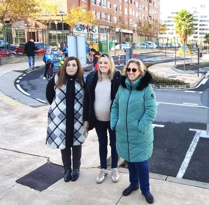 Laura Lázaro, en el centro, en su visita esta mañana al Parque Infantil de Tráfico