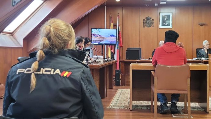 Juicio al acusado de violar a una mujer en una autocaravana en la que dormía junto a su pareja en Santander