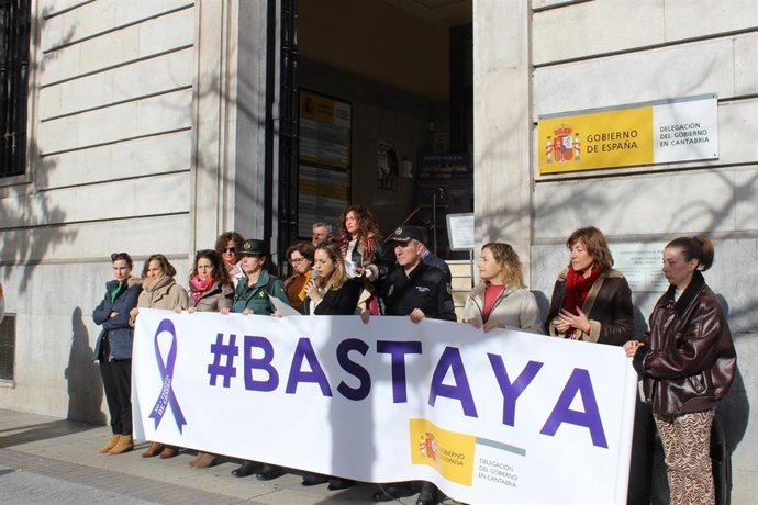 Delegación del Gobierno en Cantabria guarda un minuto de silencio por las dos últimas víctimas de violencia machista
