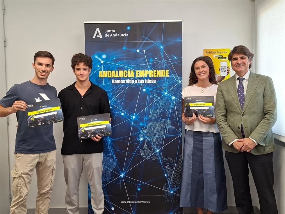 Miembros del equipo FyCUS con el director general de Andalucía Emprende, Daniel Escacena.