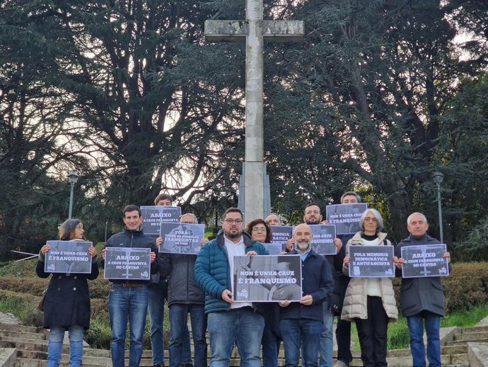 Néstor Rego y Xabier Pérez Igrexas, entre otros, ante la Cruz de O Castro.