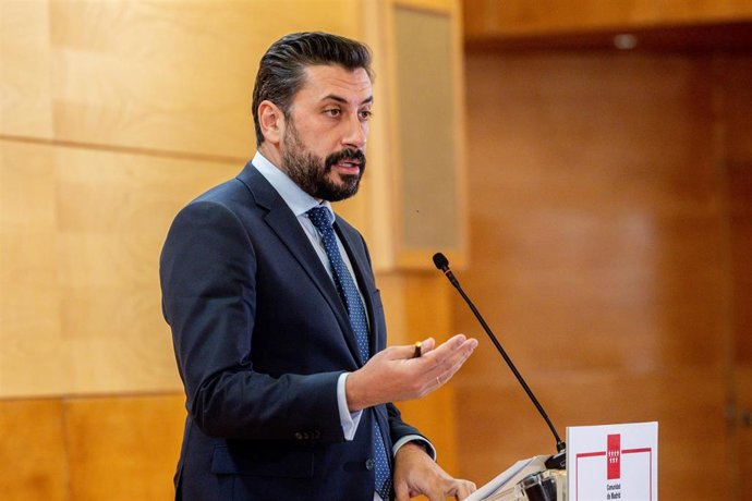 Archivo - El portavoz del PP en la Asamblea de Madrid, Carlos Díaz-Pache, ofrece una rueda de prensa.