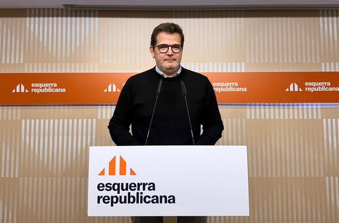 El vicesecretario de Comunicación y portavoz de ERC, Isaac Albert, en rueda de prensa.
