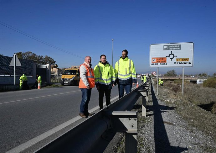 Diputación de Granada ejecuta una campaña de limpieza de basura en cunetas en carreteras del área metropolitana.