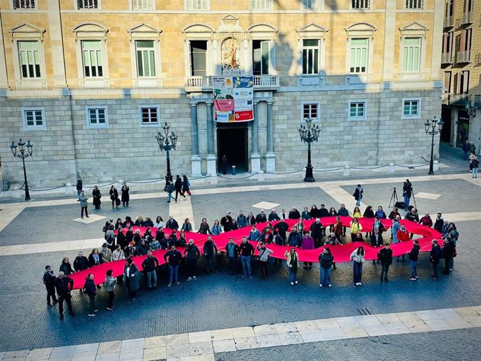 El lazo humano en la plaza Sant Jaume de Barcelona.