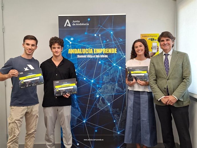 Membros da equipe do FyCUS com o diretor geral da Andalucía Emprende, Daniel Escacena.