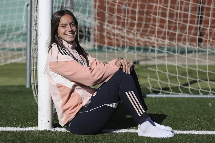 Clara Serrajordi posa para Europa Press en la Ciudad del Fútbol de Las Rozas 