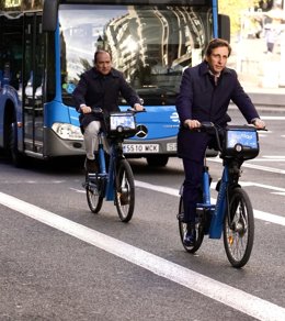 Archivo - El alcalde de Madrid, José Luis Martínez-Almeida, y el delegado de Urbanismo, Medio Ambiente y Movilidad, Borja Carabante, en bicimad por Madrid