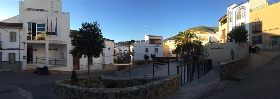 Archivo - Vista de Algámitas, con la fachada de su Consistorio a la izquierda.
