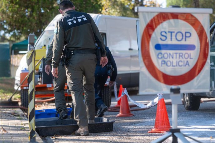 Efectivos de la UME en la zona en cuarentena por la Peste Porcina Africana en Torrefarrussa este lunes.