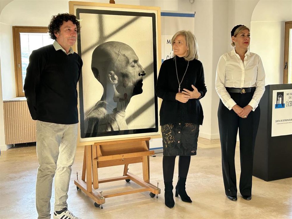 El Museo de Cáceres expone la obra 'Homenaje al sida' del cacereño Genín Andrada que ha participado en muestras por todo el mundo