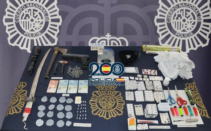 Archivo - Efectos intervenidos en una operación policial en Ronda