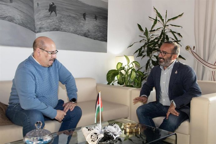 El presidente de la Diputación de Cáceres, Miguel Ángel Morales, se ha reunido este lunes con el presidente de la Federación de Personas Alcohólicas Rehabilitadas y Familiares en Extremadura (Falrex), José Julio Rodríguez