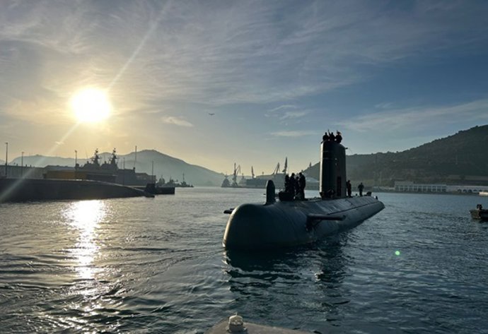 El submarino 'Galerna' sale del arsenal de Cartagena