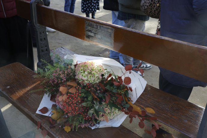 Los periodistas Fernando Lázaro y Javier Cid, recientemente fallecidos, serán recordados en dos bancos del Retiro