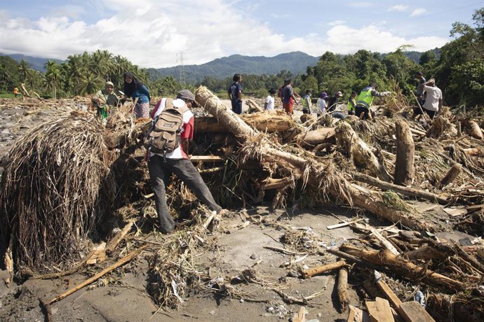 JAKARTA, Nov. 29, 2025  -- Villagers and rescuers search for victims after floods and landslides hit Padang Pariaman Regency, West Sumatra, Indonesia, Nov. 29, 2025. A total of 303 people died and 279 remain missing after flash floods and landslides struc