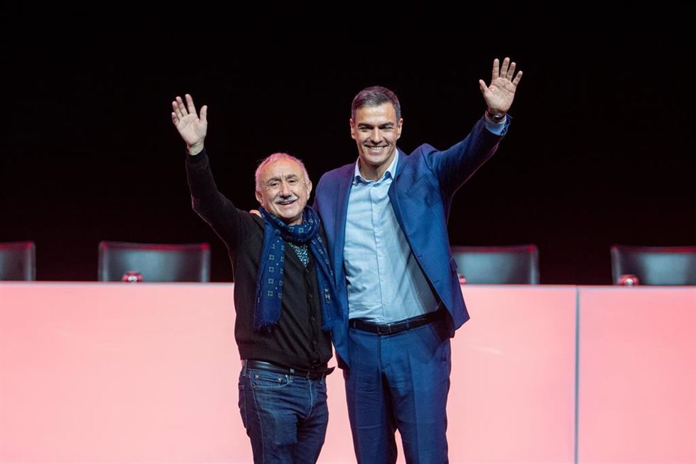 Archivo - El presidente del Gobierno, Pedro Sánchez (d), y el secretario general de UGT, Pepe Álvarez (i), intervienen en la segunda jornada del Congreso Confederal de UGT, a 26 de noviembre de 2024, en Barcelona, Catalunya (España).