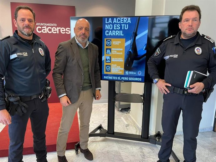 El concejal de Seguridad Ciudadana, Pedro Muriel, y responsables de la Policía Local, en la presentación de la campaña sobre el uso de patinetes eléctricos