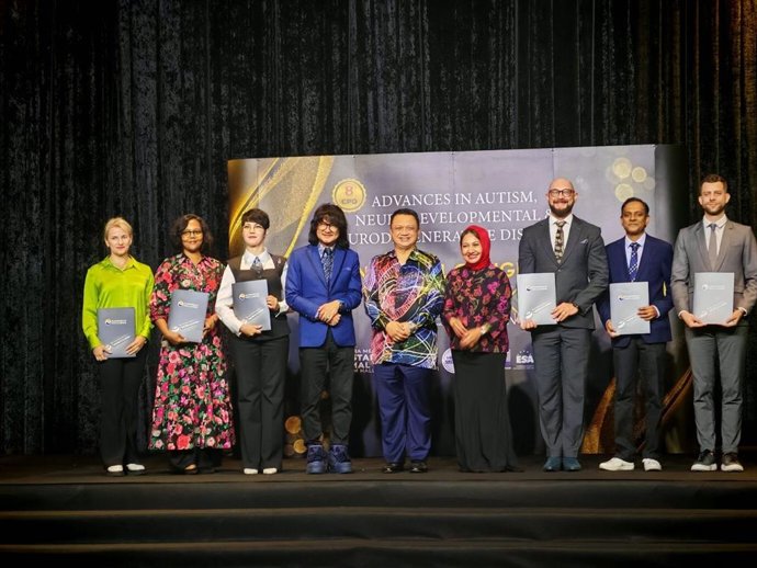 Prof. Dato’ Sri Dr. Mike Chan and the ICAANND 2025 international faculty stand alongside the Raja Muda of Perlis, Tuanku Syed Faizuddin Putra Ibni Tuanku Syed Sirajuddin Jamalullail and Raja Puan Muda, Tuanku Dr. Hajah Lailatul Shahreen Akashah binti Khal