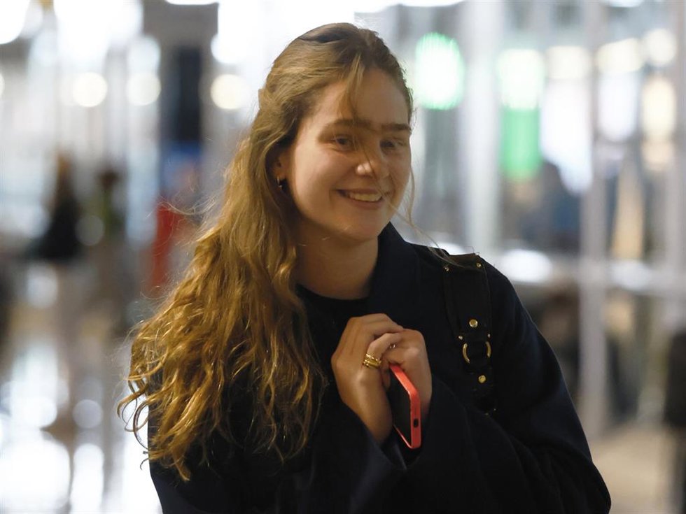 Irene Urdangarin Camina Por El Aeropuerto De Madrid Para Marcharse De España Tras El Reencuentro Con Toda Su Familia