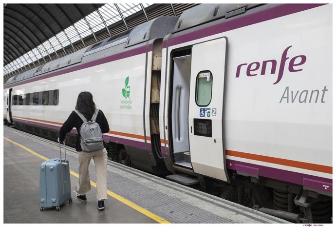 Archivo - Una unidad de Renfe en el andén