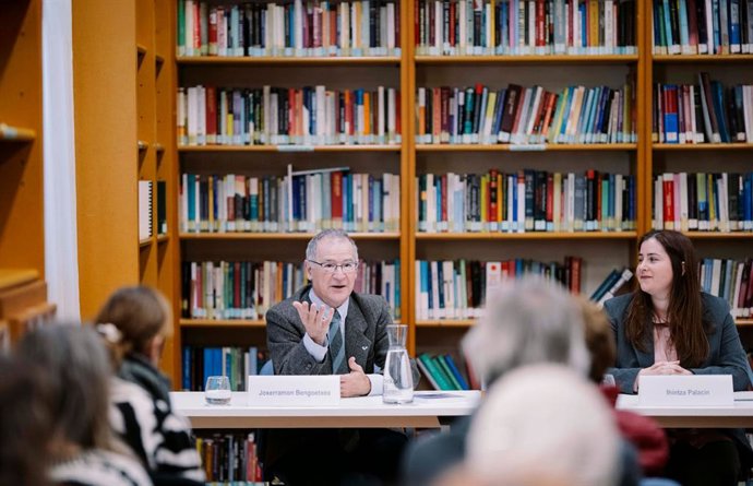 El rector Joxerramon Bengoetxea y Ihintza Palacín, profesora de EHU en filosofía del derecho y exalumna del rector en la presentación del libro, en Oñati.