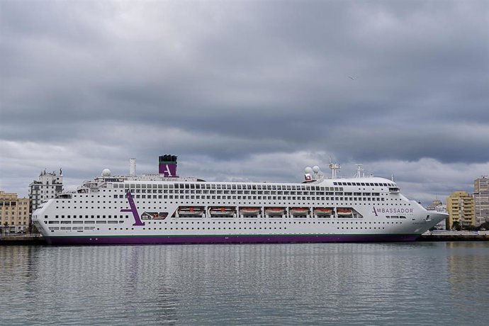Un crucero anclado este pasado mes de noviembre de 2025 en el Puerto de Cádiz